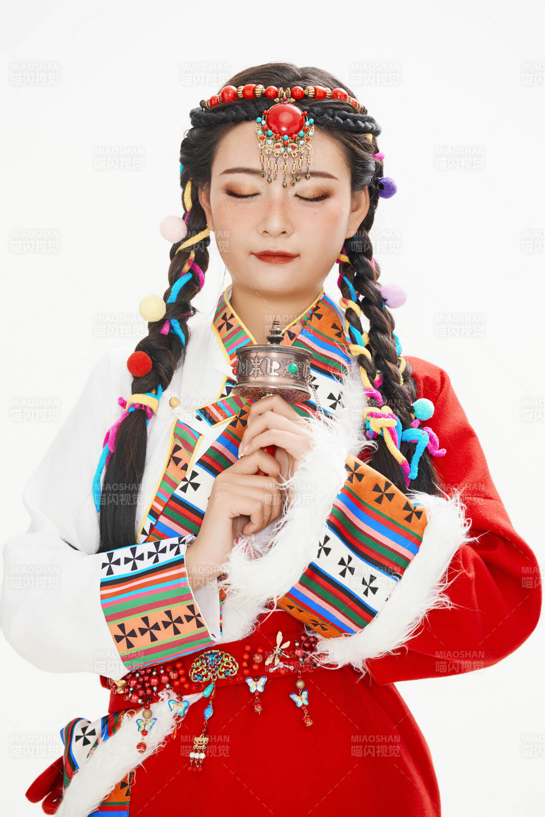 身穿藏族服飾的亞洲女性