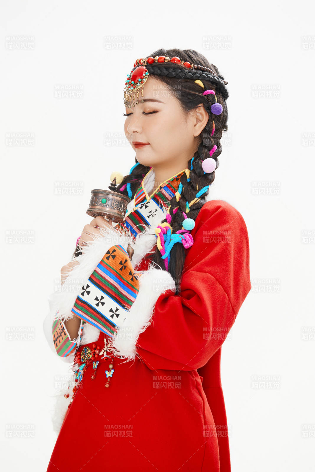 身穿藏族服飾的亞洲女性