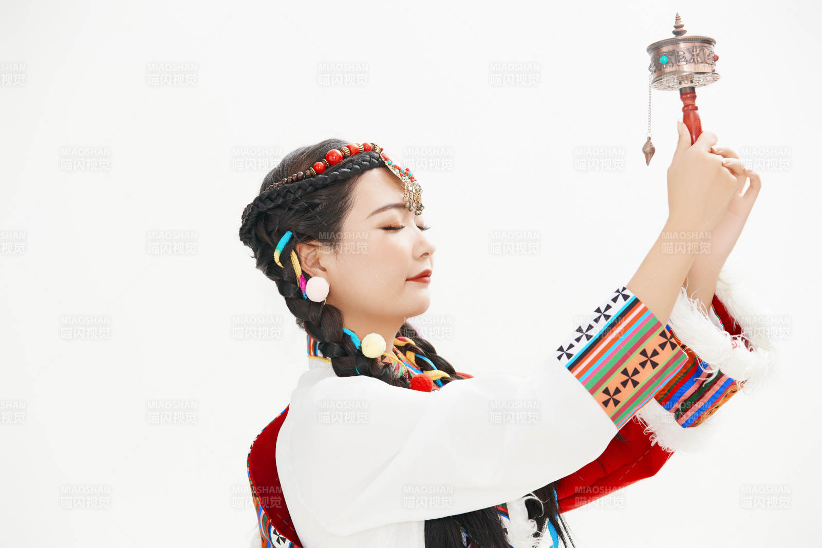 身穿藏族服飾的亞洲女性