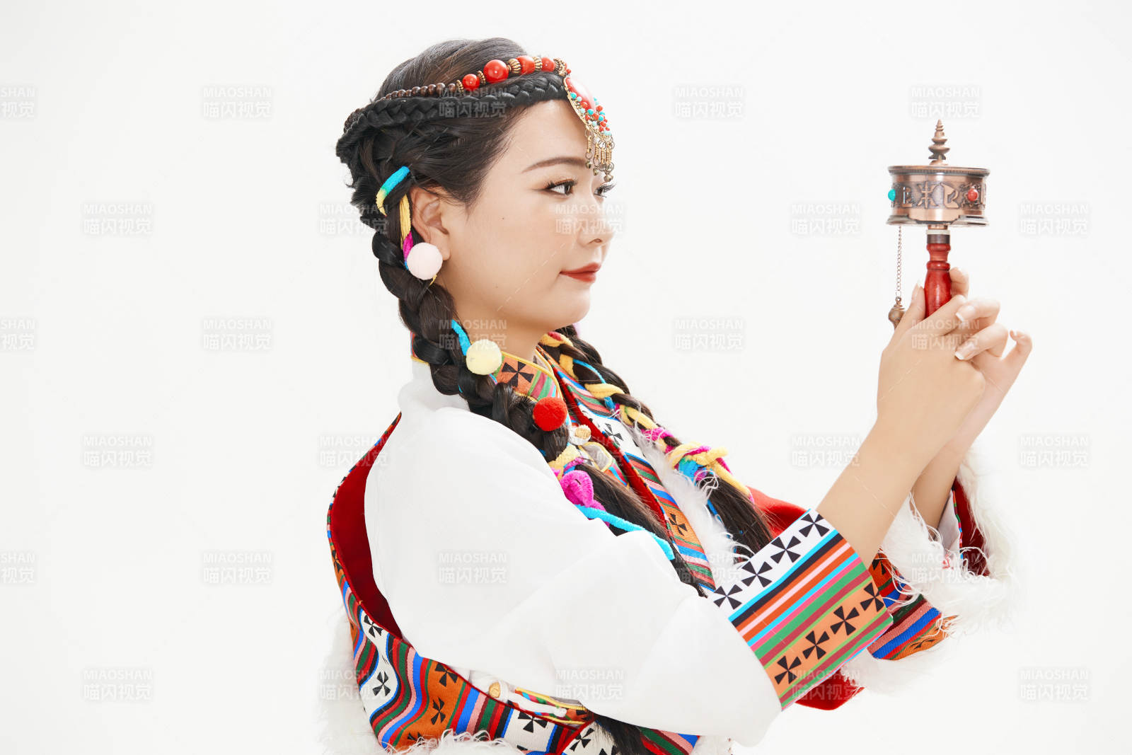 身穿藏族服飾的亞洲女性