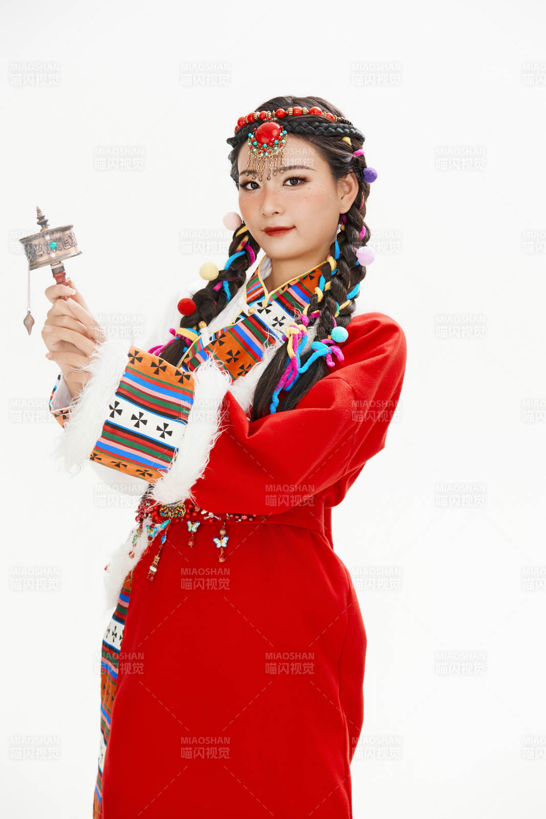 身穿藏族服飾的亞洲女性