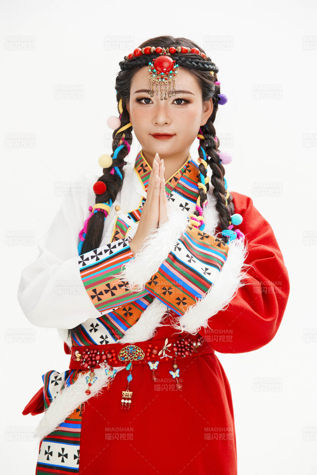 身穿藏族服飾的亞洲女性