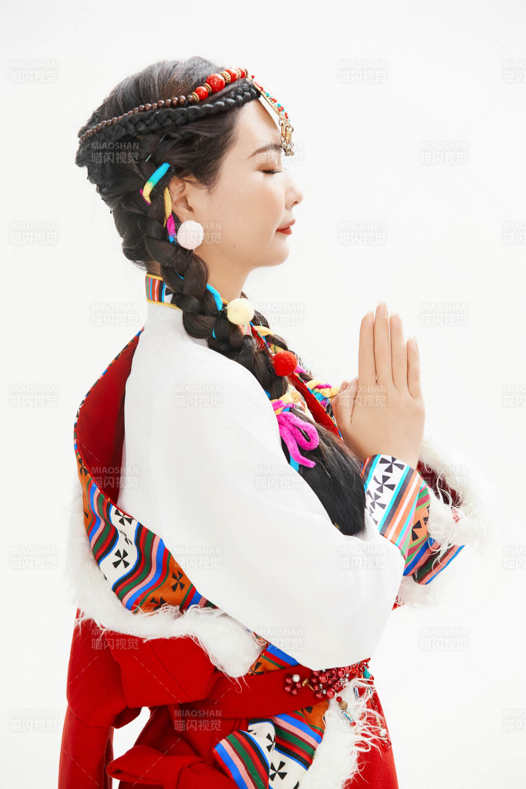 身穿藏族服飾的亞洲女性