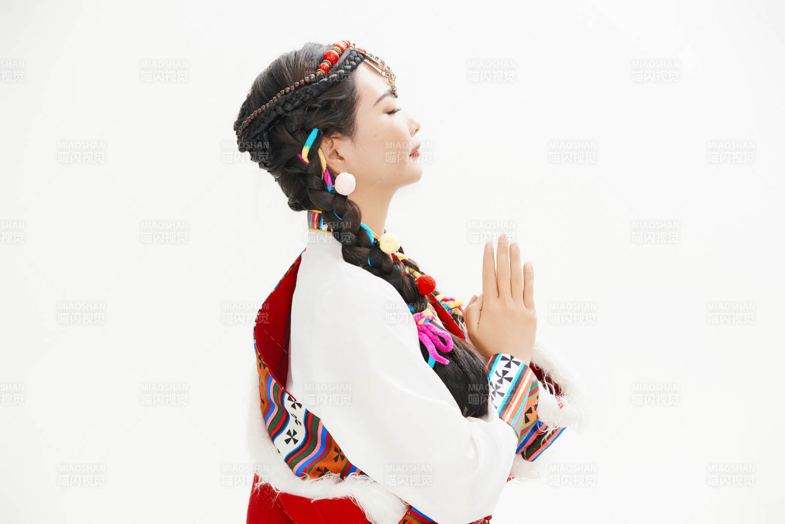 身穿藏族服飾的亞洲女性