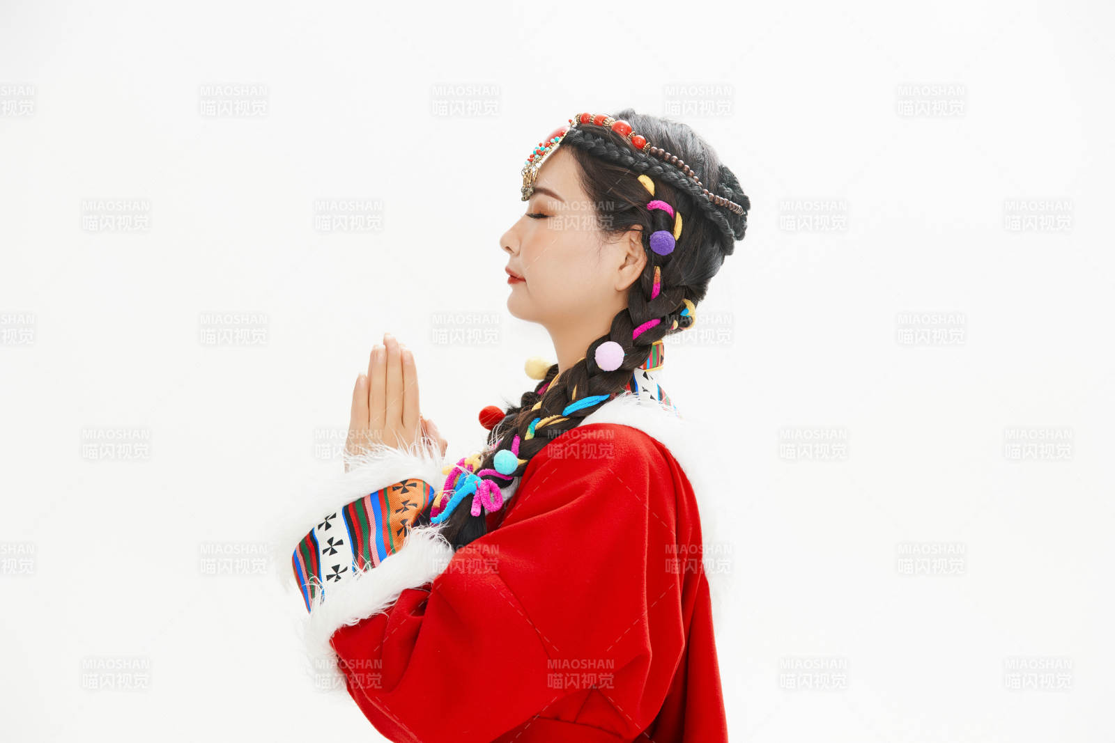 身穿藏族服飾的亞洲女性