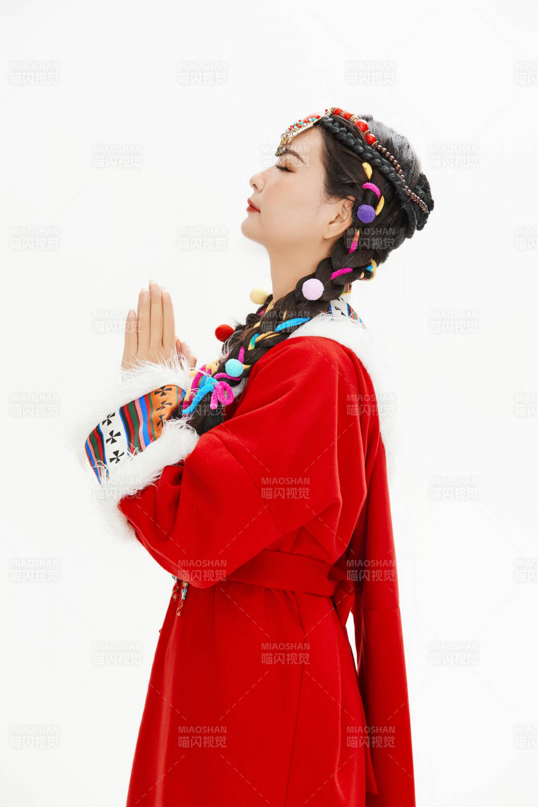 身穿藏族服飾的亞洲女性