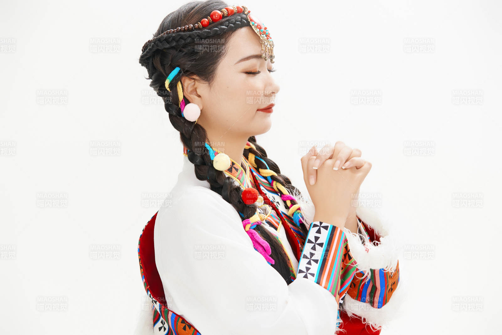 身穿藏族服飾的亞洲女性