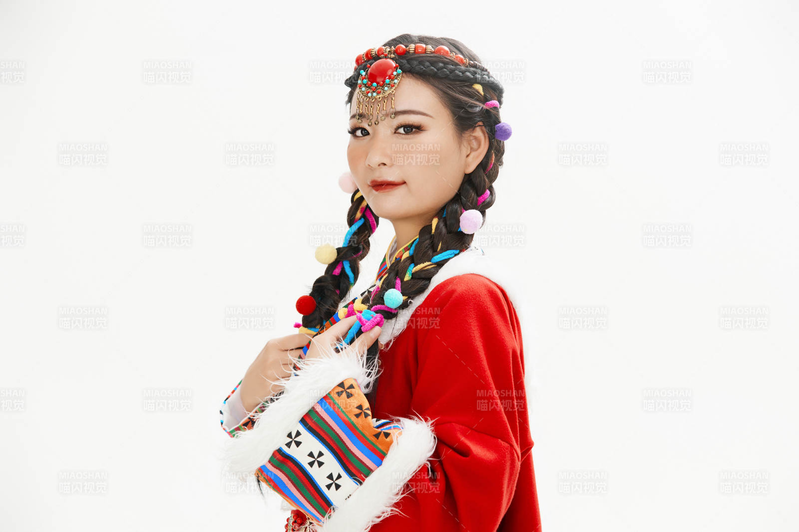 身穿藏族服飾的亞洲女性