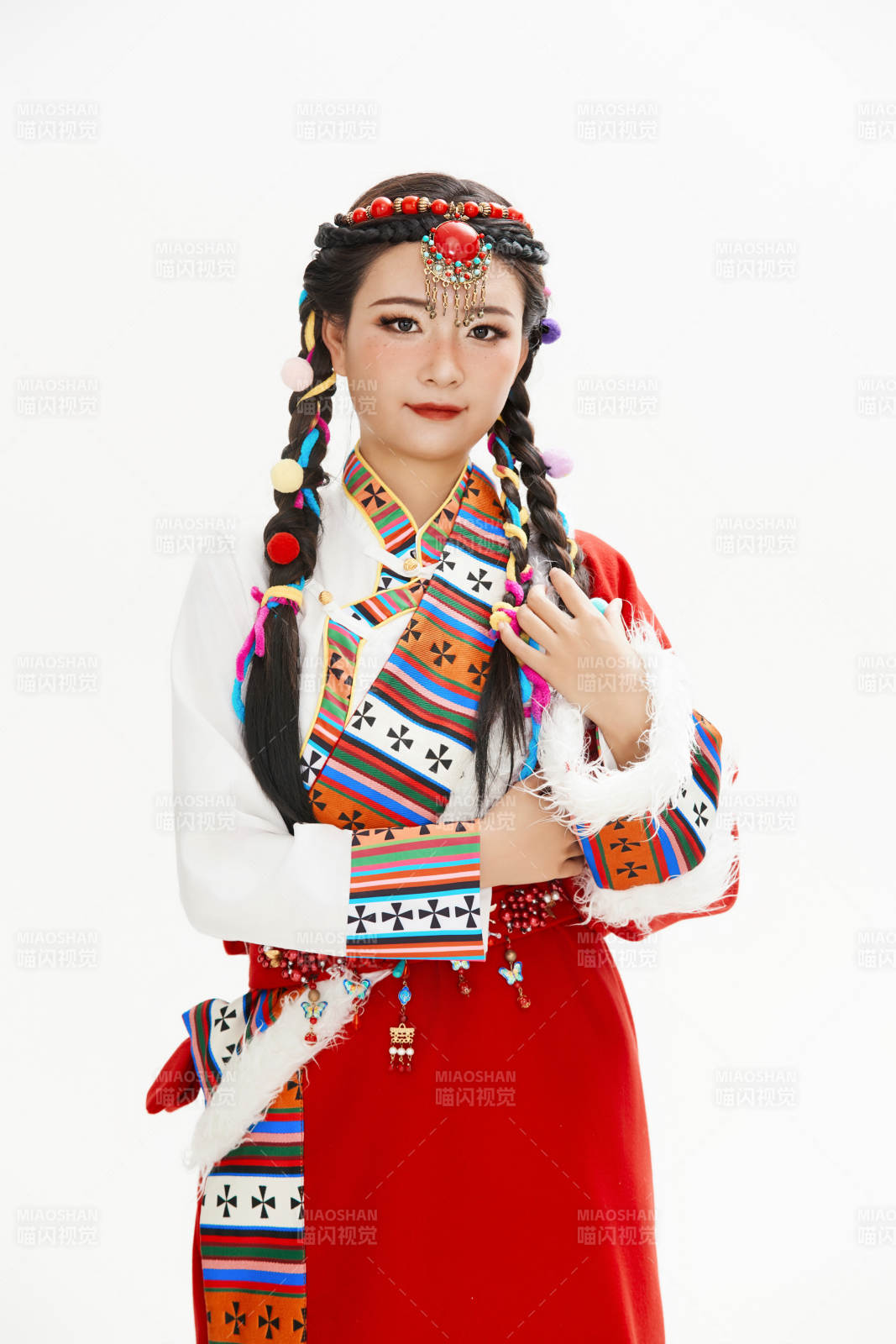 身穿藏族服飾的亞洲女性