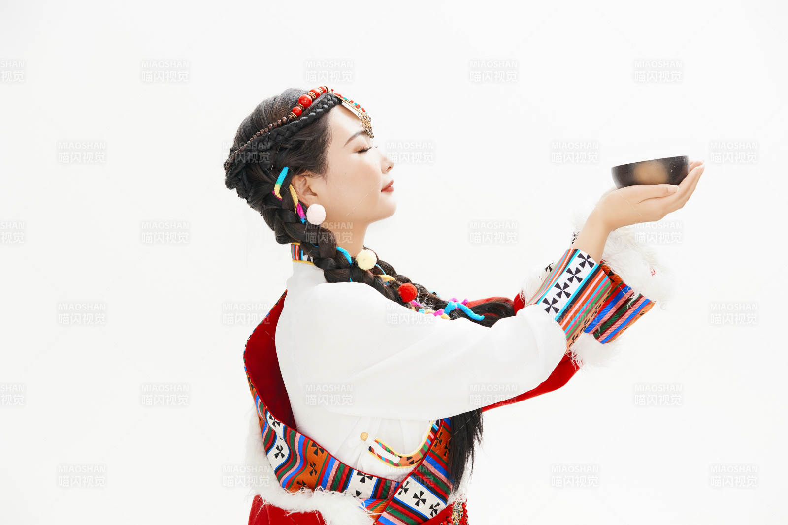 身穿藏族服飾的亞洲女性