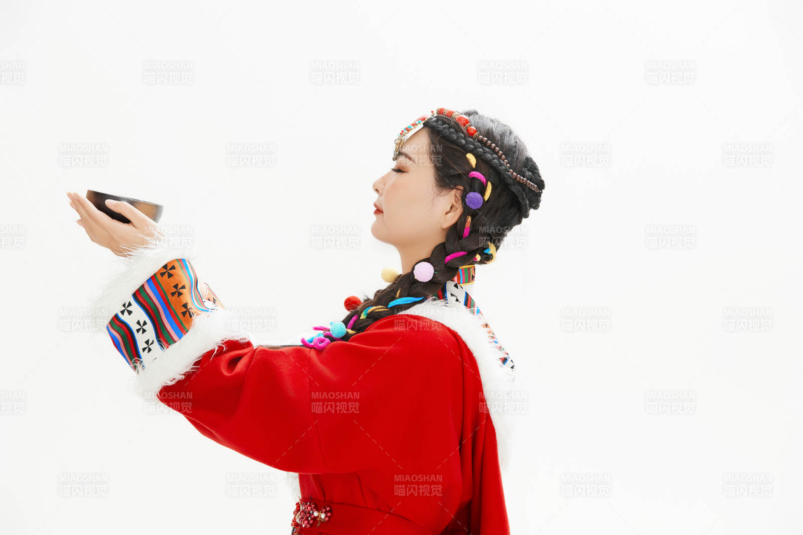 身穿藏族服飾的亞洲女性