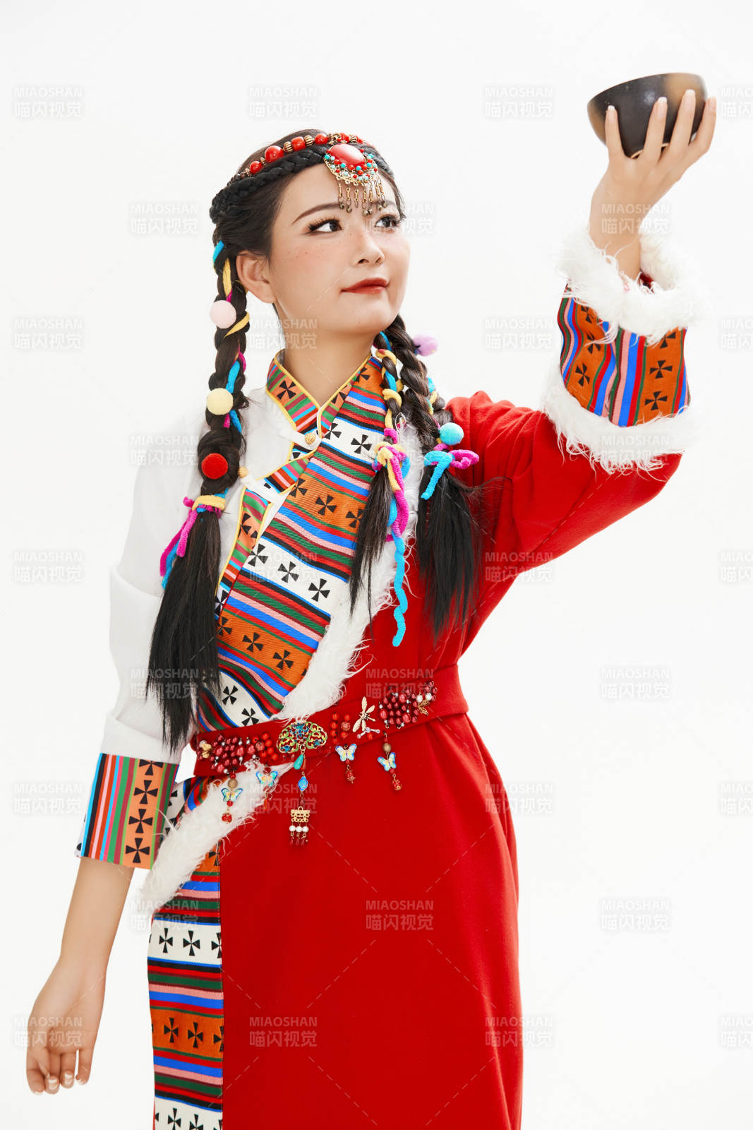 身穿藏族服飾的亞洲女性