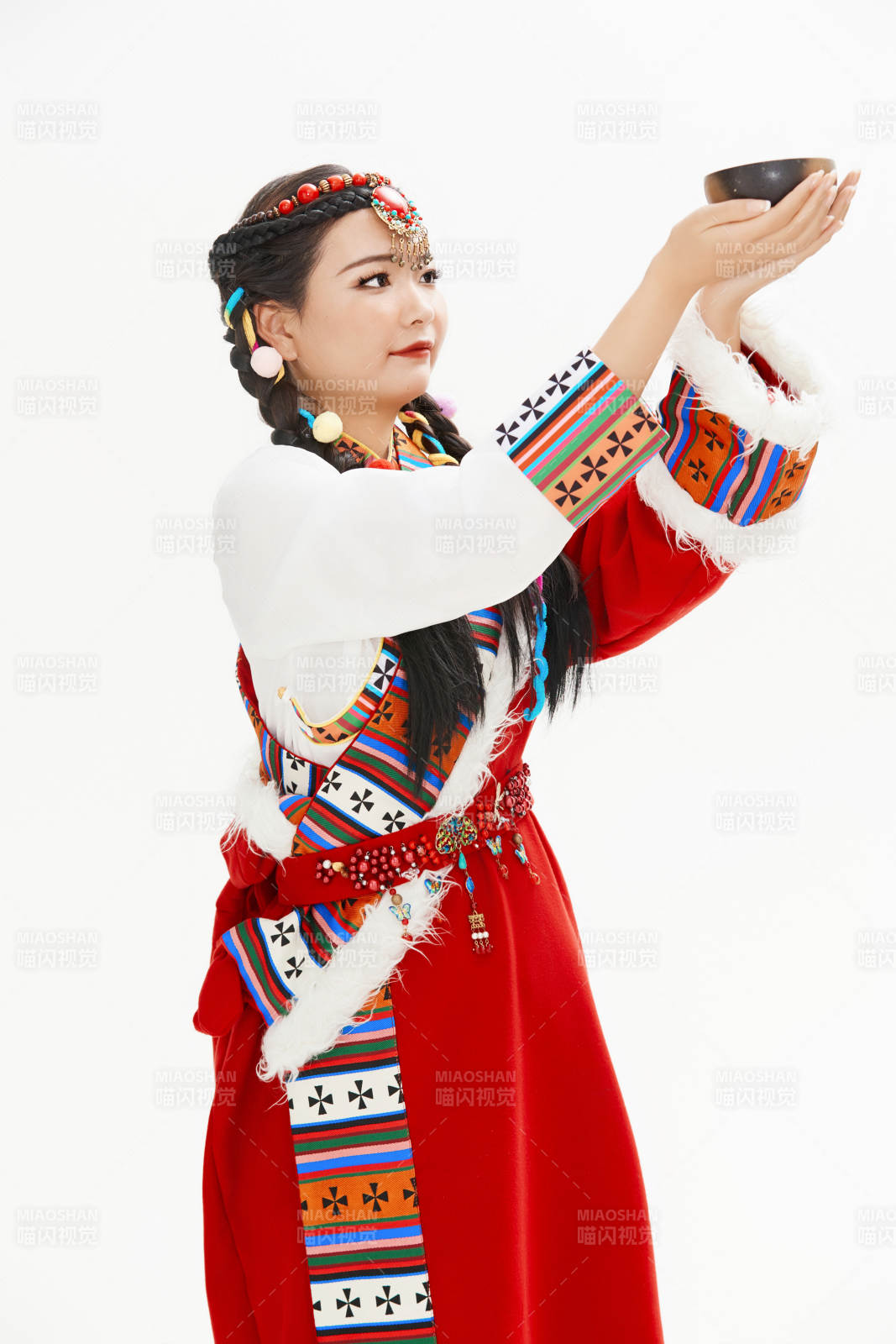 身穿藏族服飾的亞洲女性