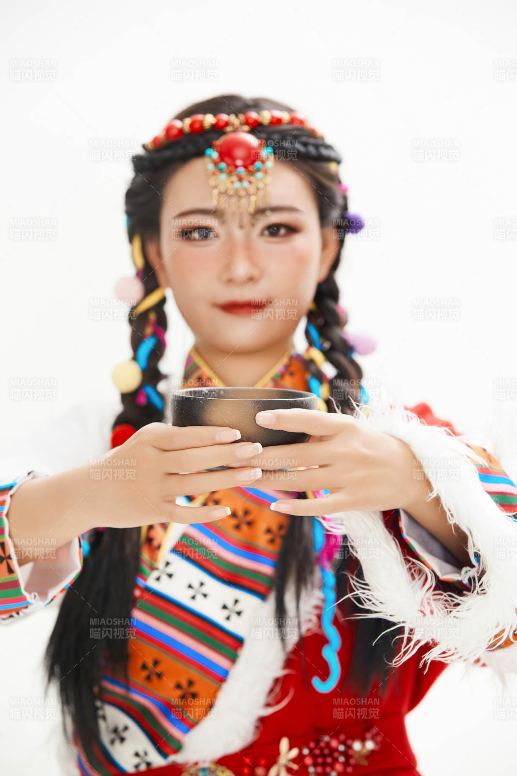 身穿藏族服飾的亞洲女性