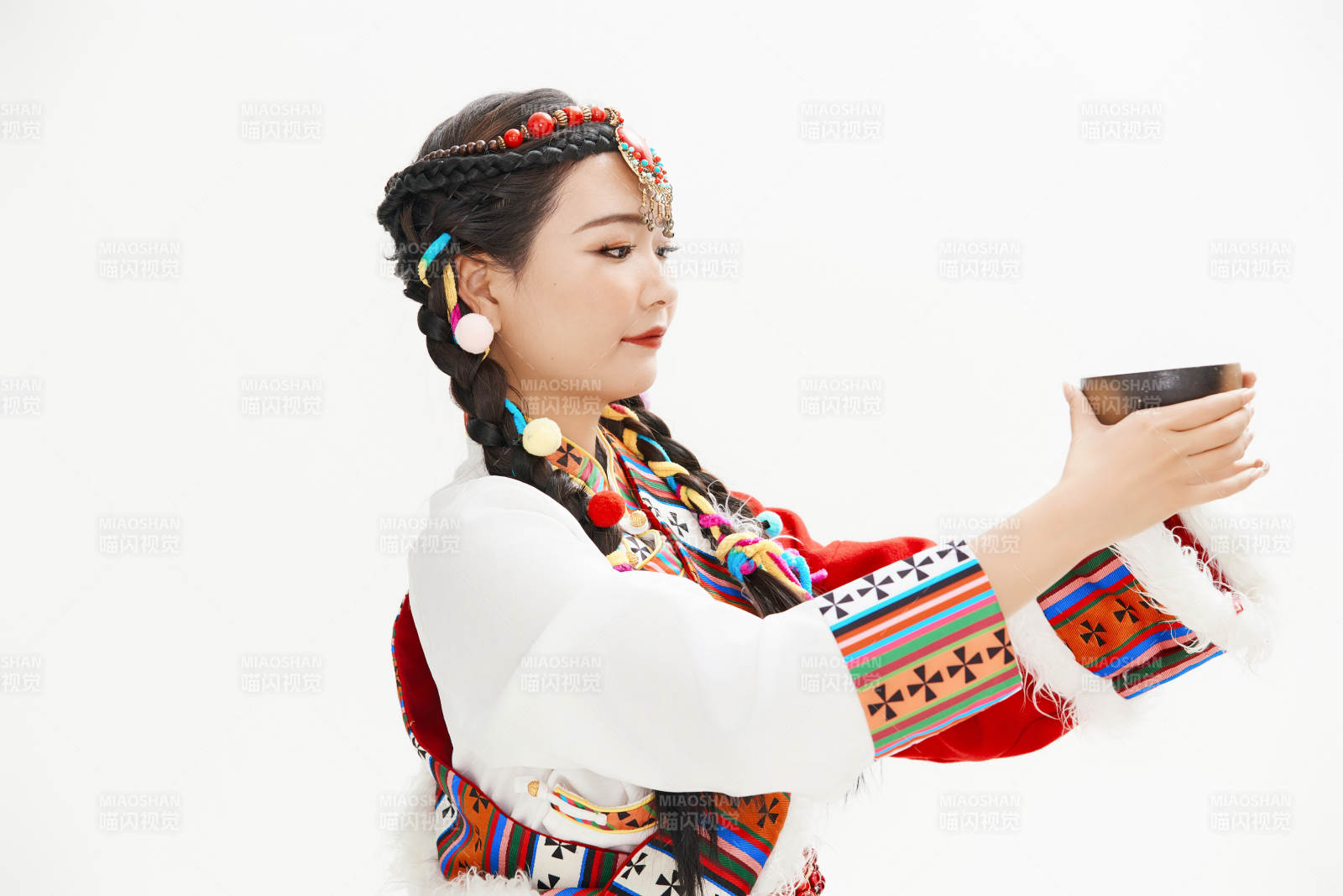 身穿藏族服飾的亞洲女性