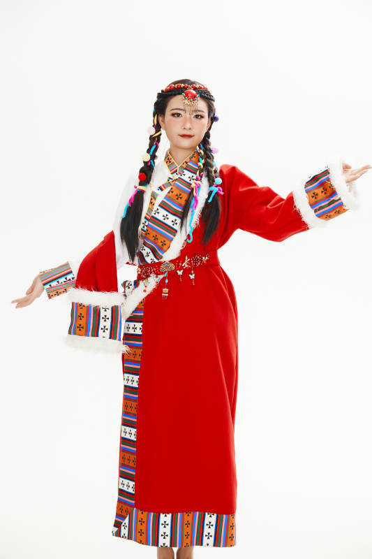 身穿藏族服饰的亚洲女性