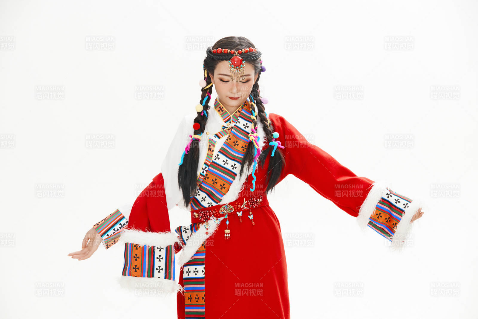 身穿藏族服飾的亞洲女性