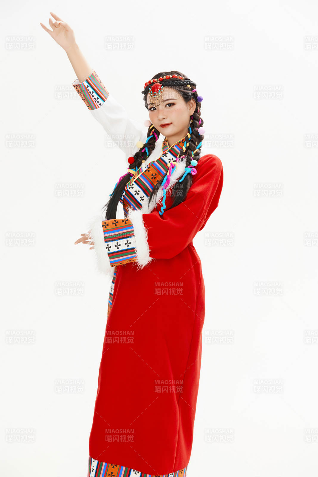 身穿藏族服飾的亞洲女性