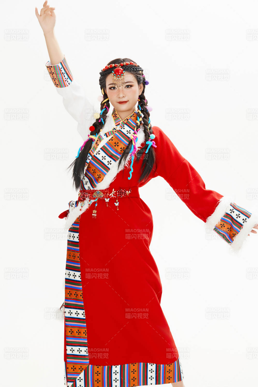 身穿藏族服飾的亞洲女性