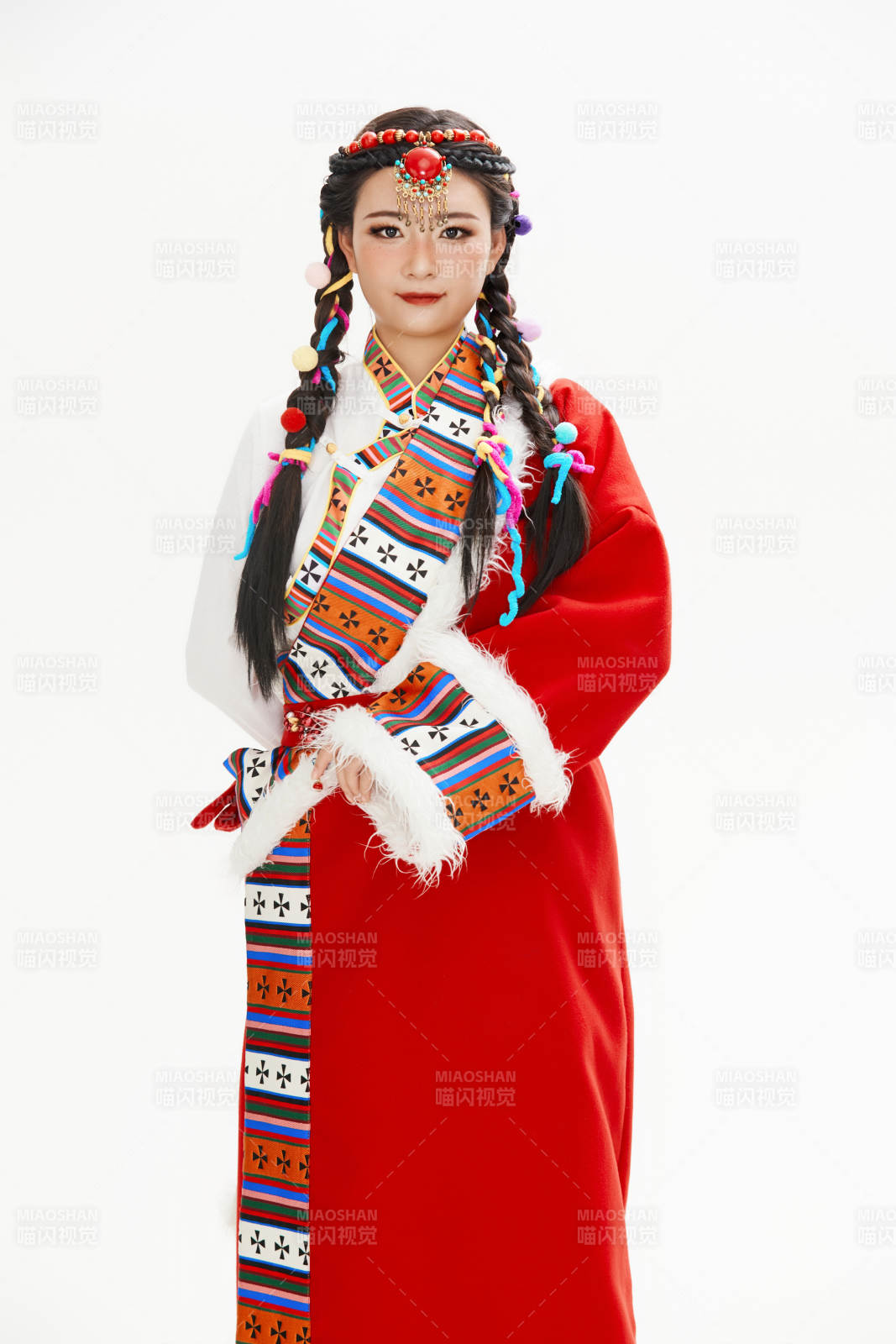 身穿藏族服飾的亞洲女性