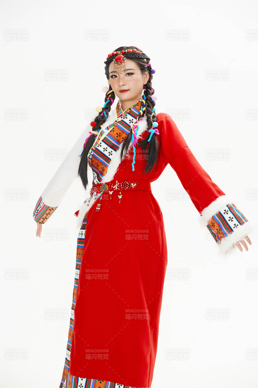 身穿藏族服飾的亞洲女性