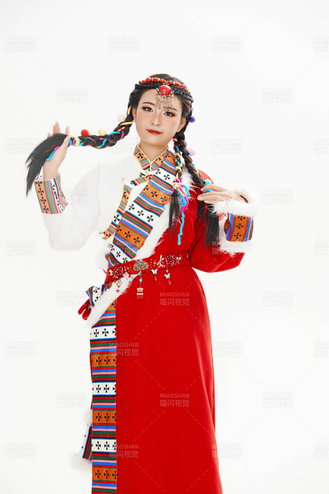 身穿藏族服飾的亞洲女性