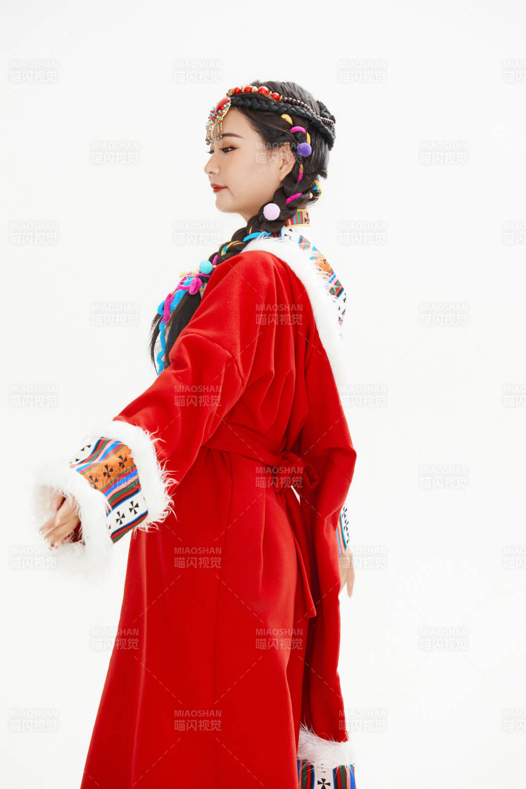 身穿藏族服飾的亞洲女性