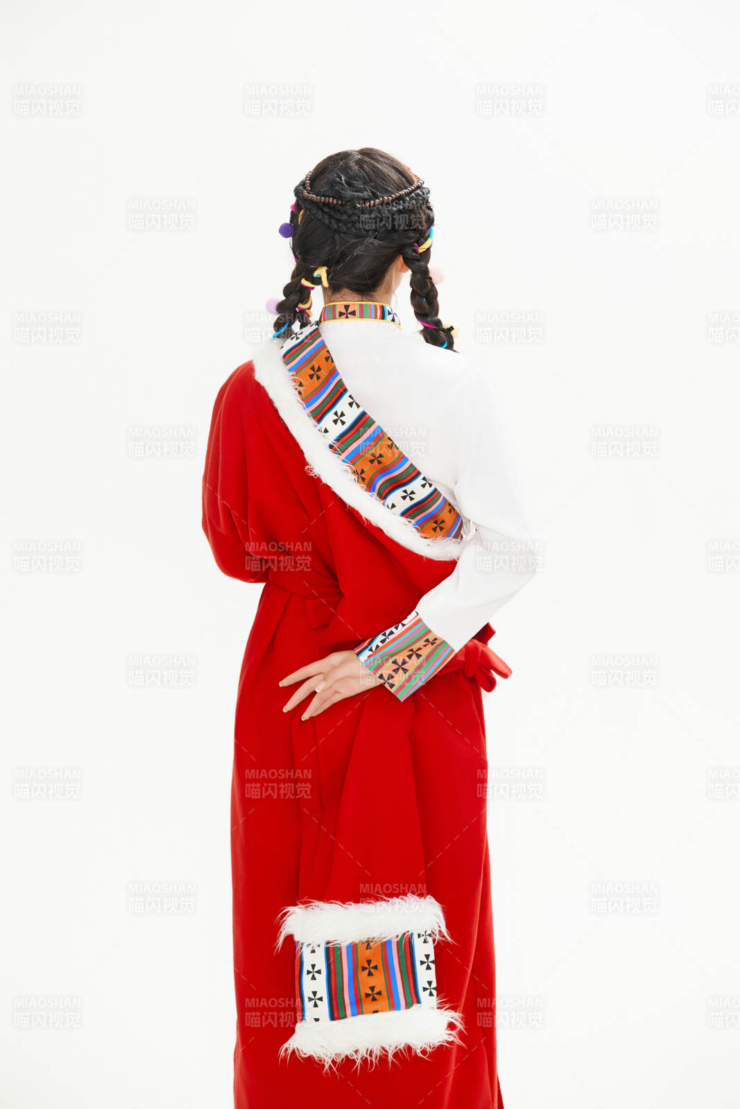 身穿藏族服飾的亞洲女性