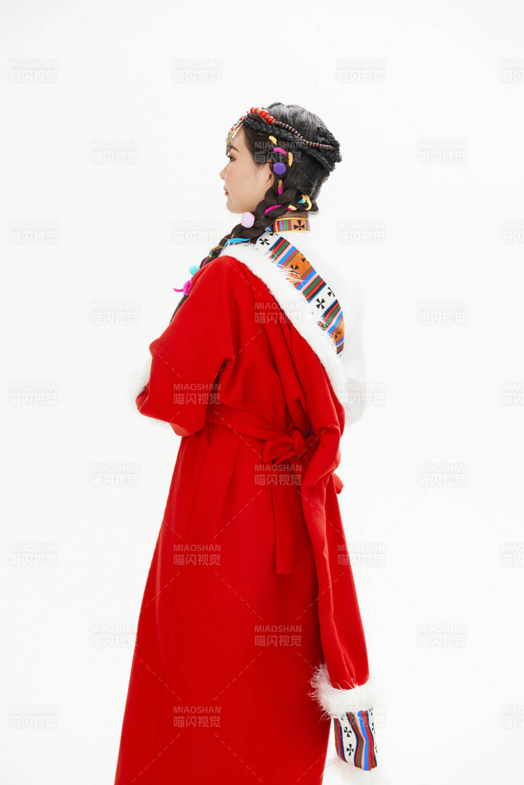 身穿藏族服飾的亞洲女性