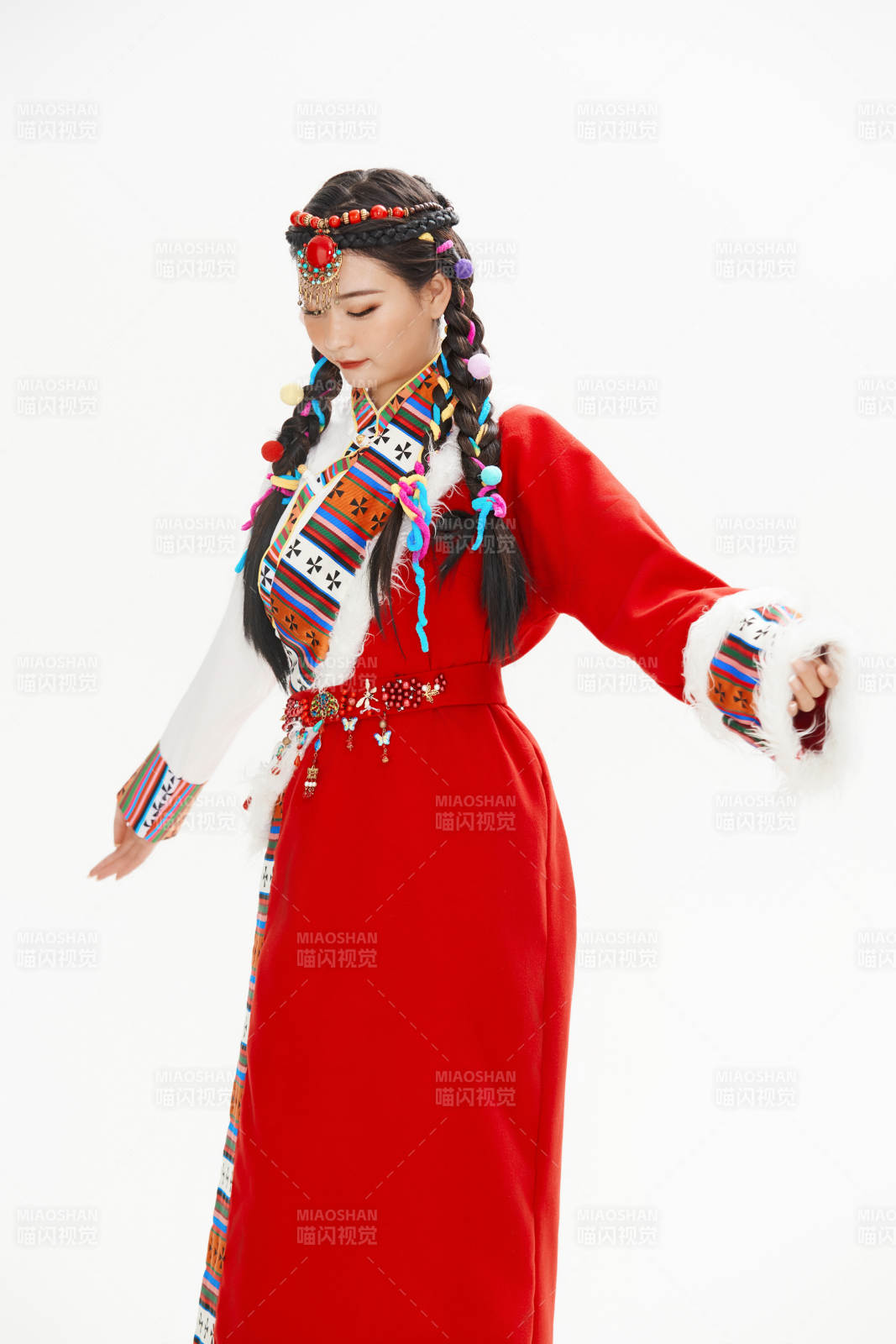 身穿藏族服飾的亞洲女性