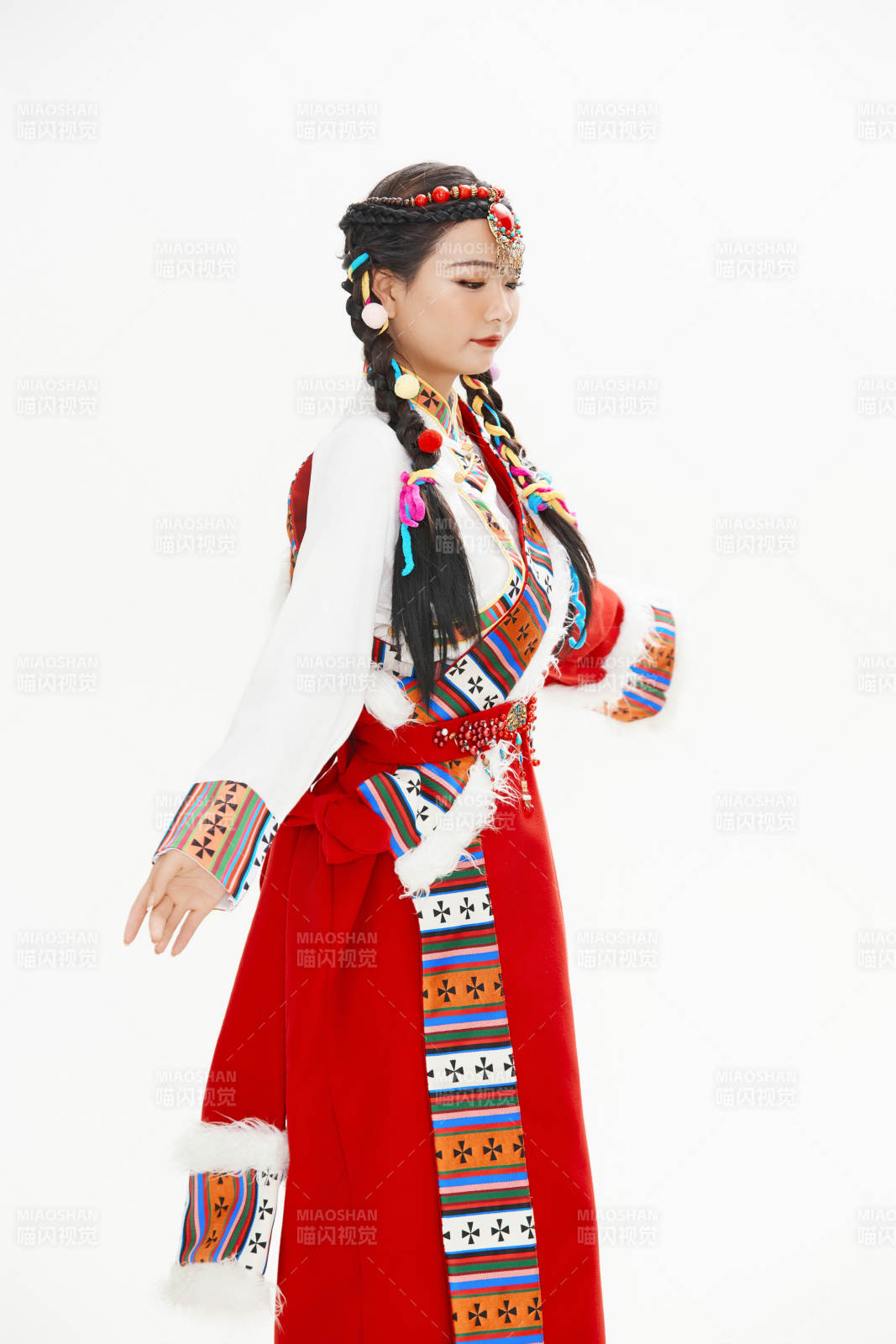 身穿藏族服飾的亞洲女性