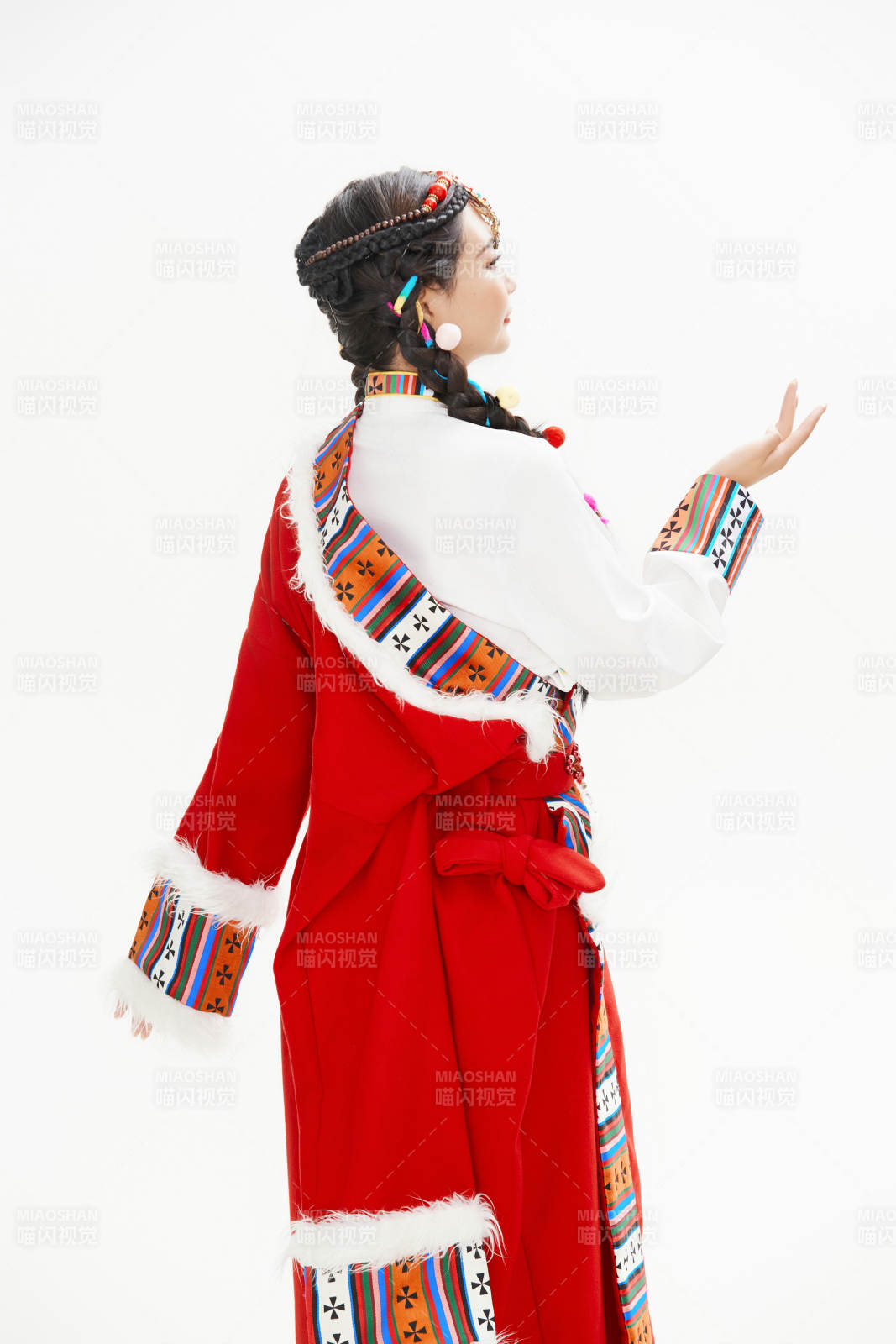 身穿藏族服飾的亞洲女性