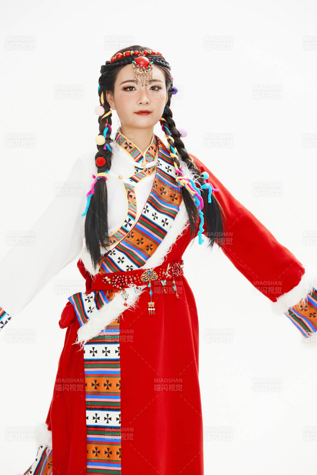 身穿藏族服飾的亞洲女性