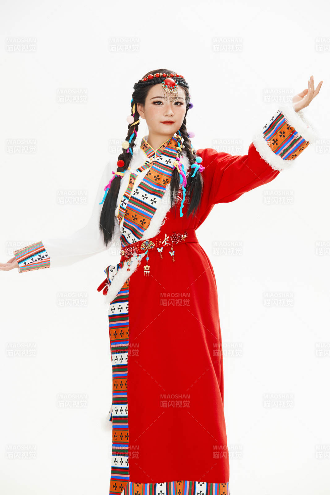 身穿藏族服飾的亞洲女性