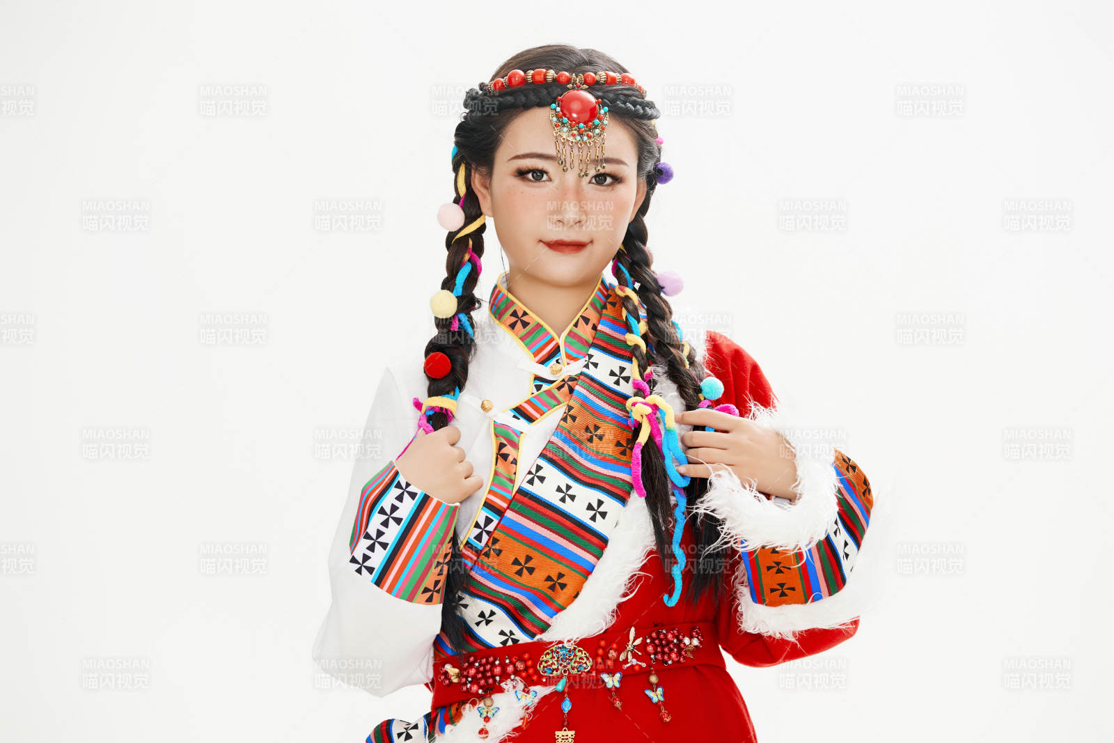 身穿藏族服飾的亞洲女性