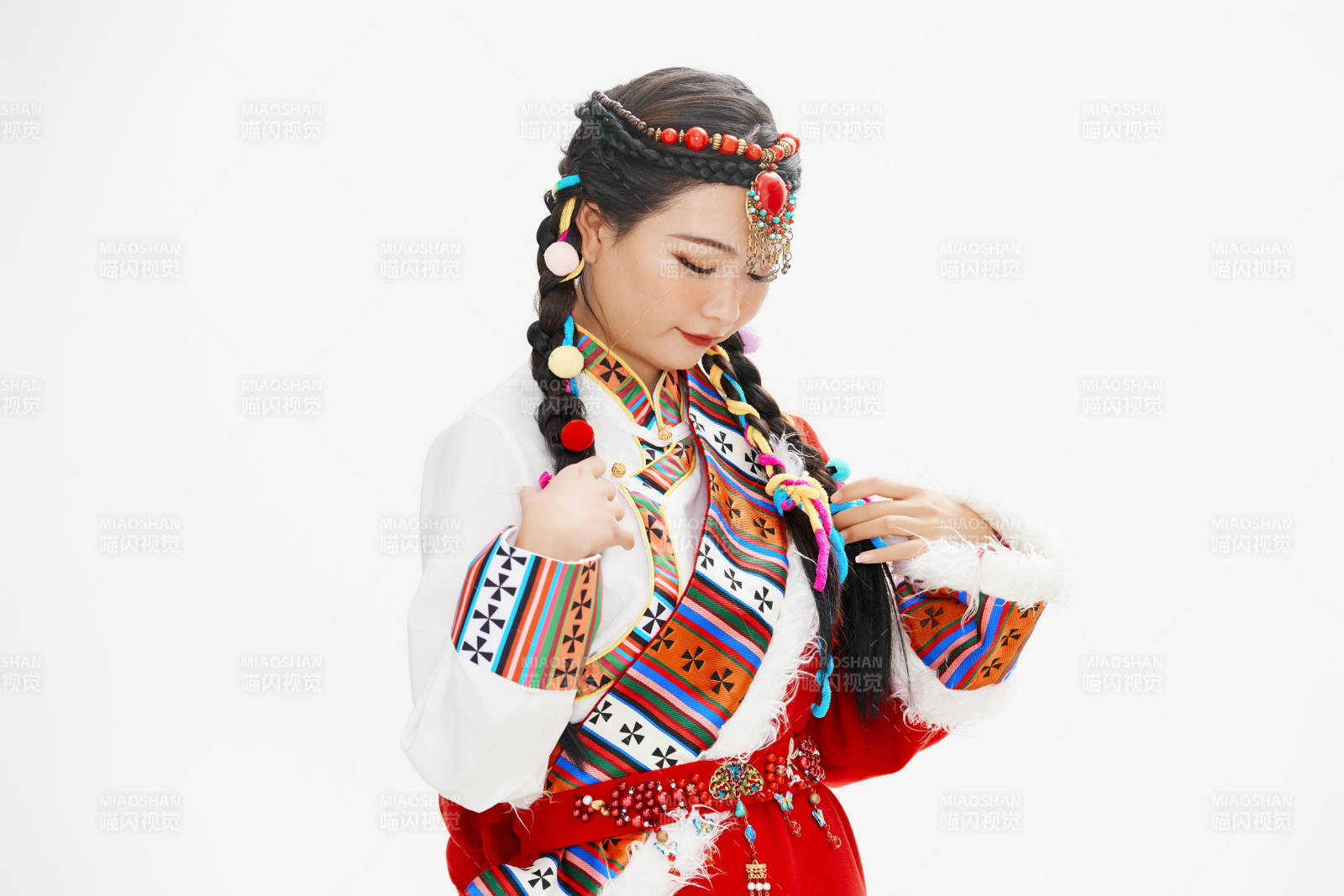 身穿藏族服飾的亞洲女性