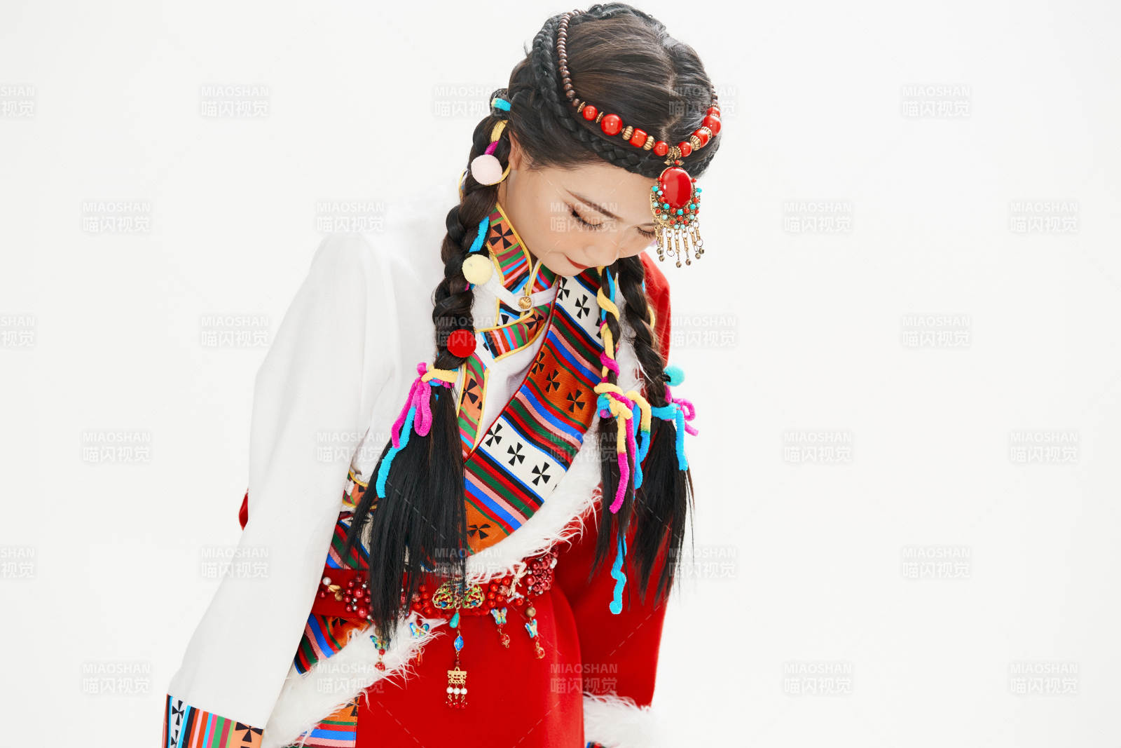 身穿藏族服飾的亞洲女性