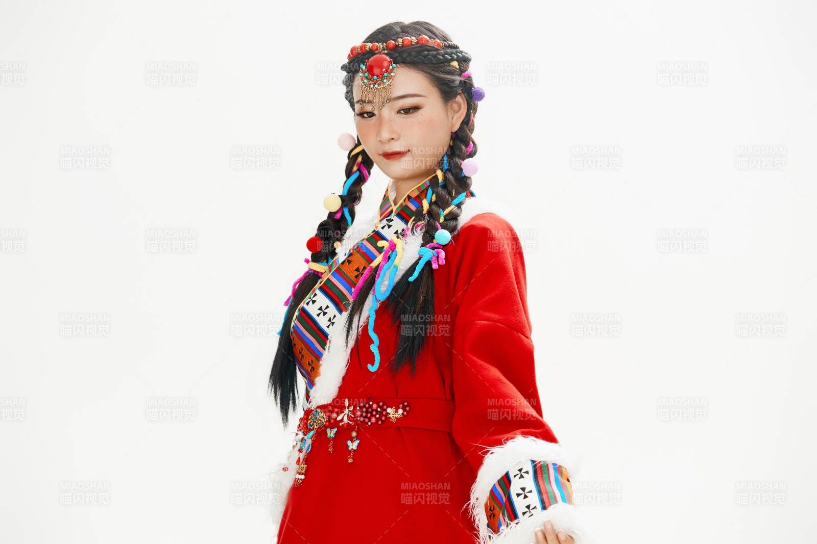 身穿藏族服飾的亞洲女性