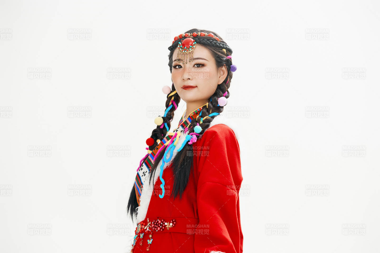 身穿藏族服飾的亞洲女性