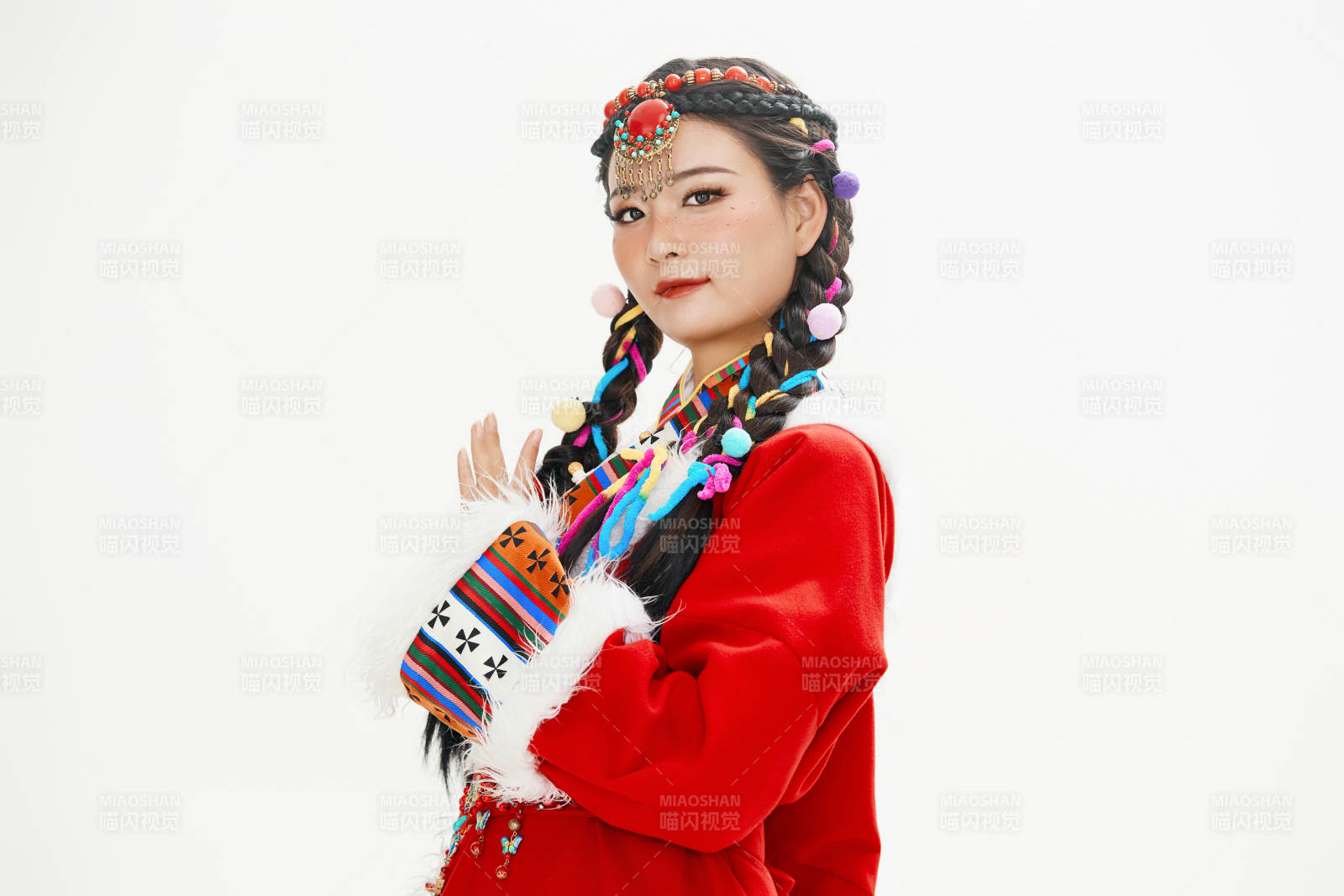 身穿藏族服飾的亞洲女性