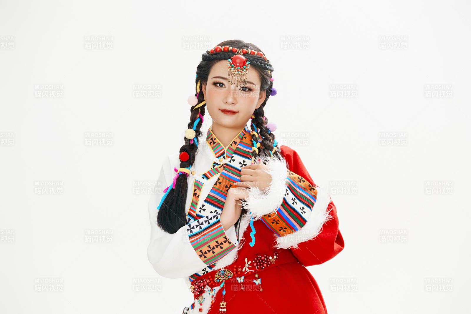 身穿藏族服飾的亞洲女性