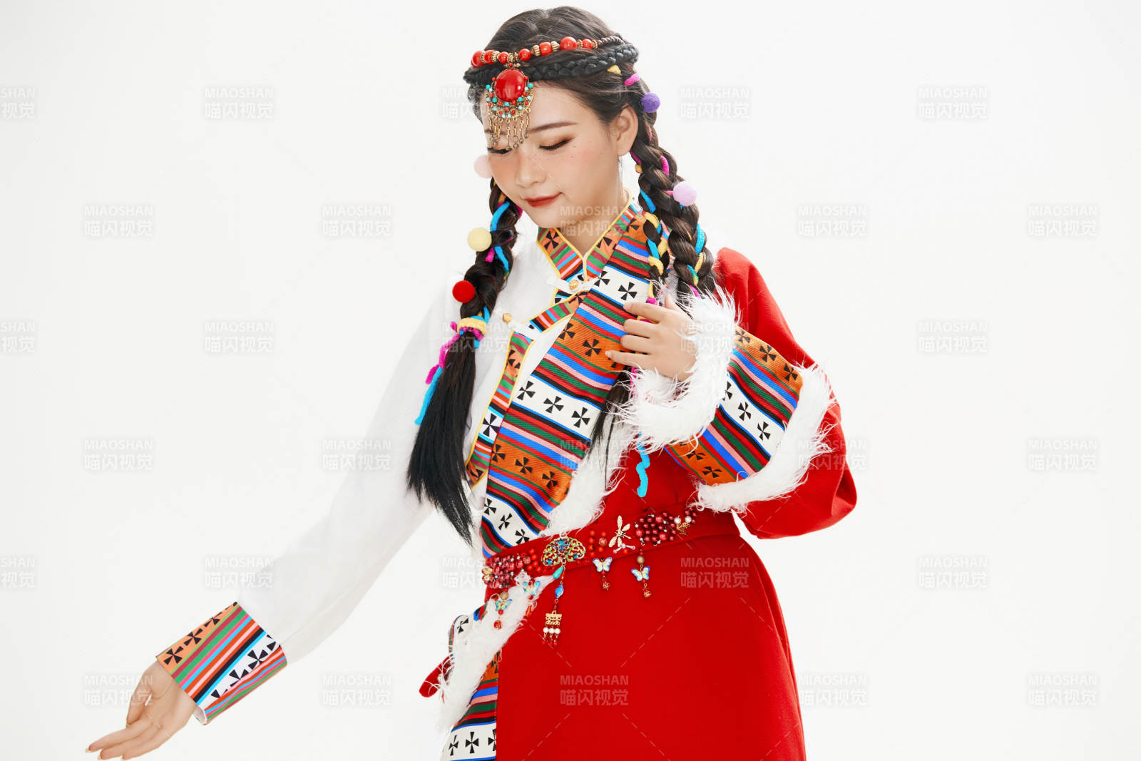 身穿藏族服飾的亞洲女性