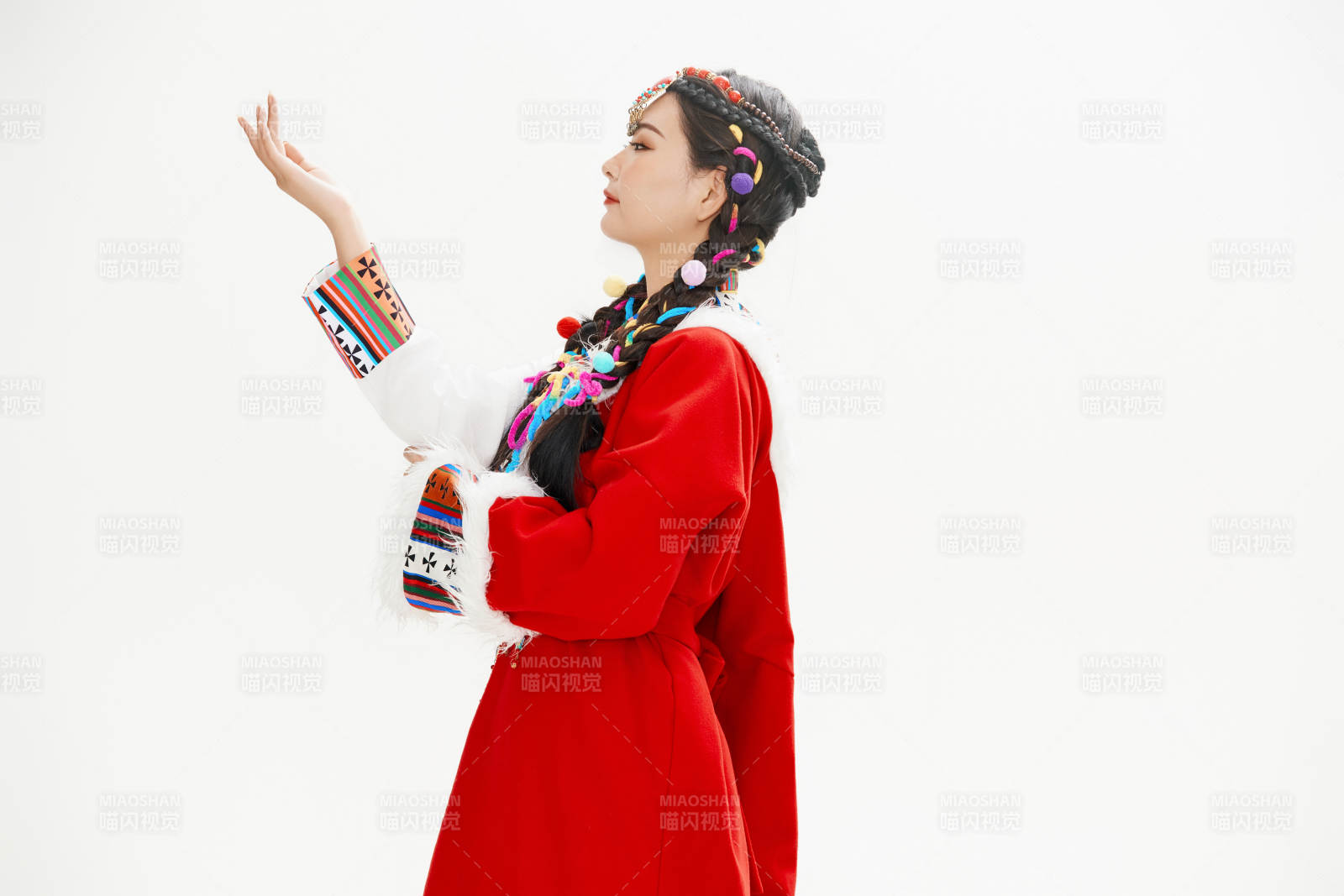 身穿藏族服飾的亞洲女性