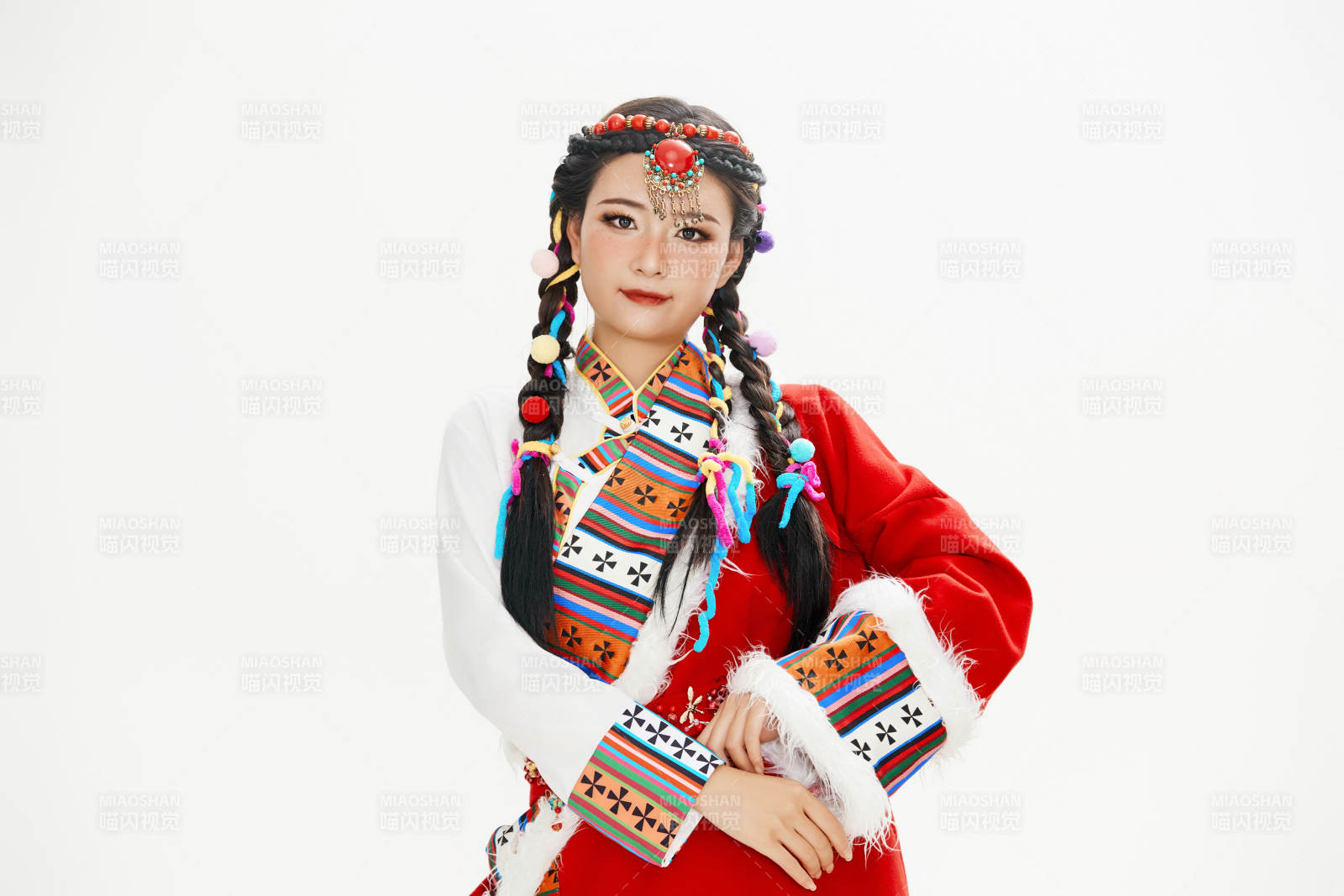 身穿藏族服飾的亞洲女性