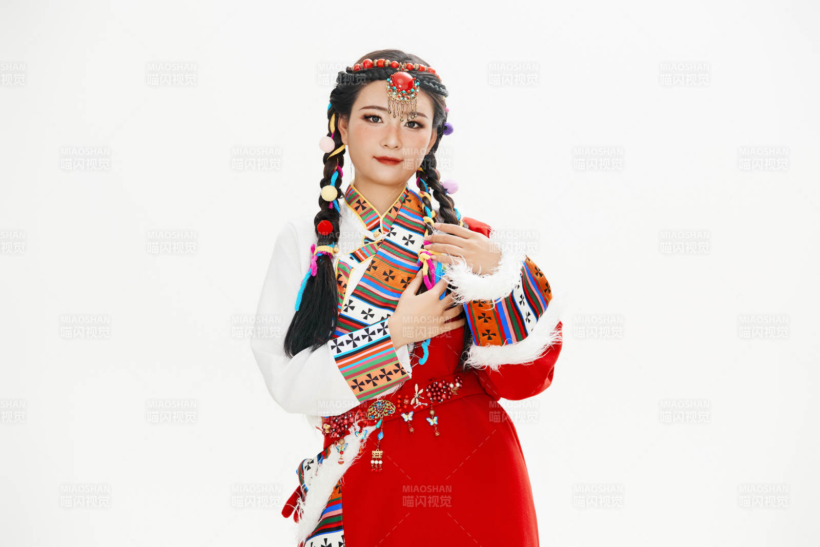 身穿藏族服飾的亞洲女性