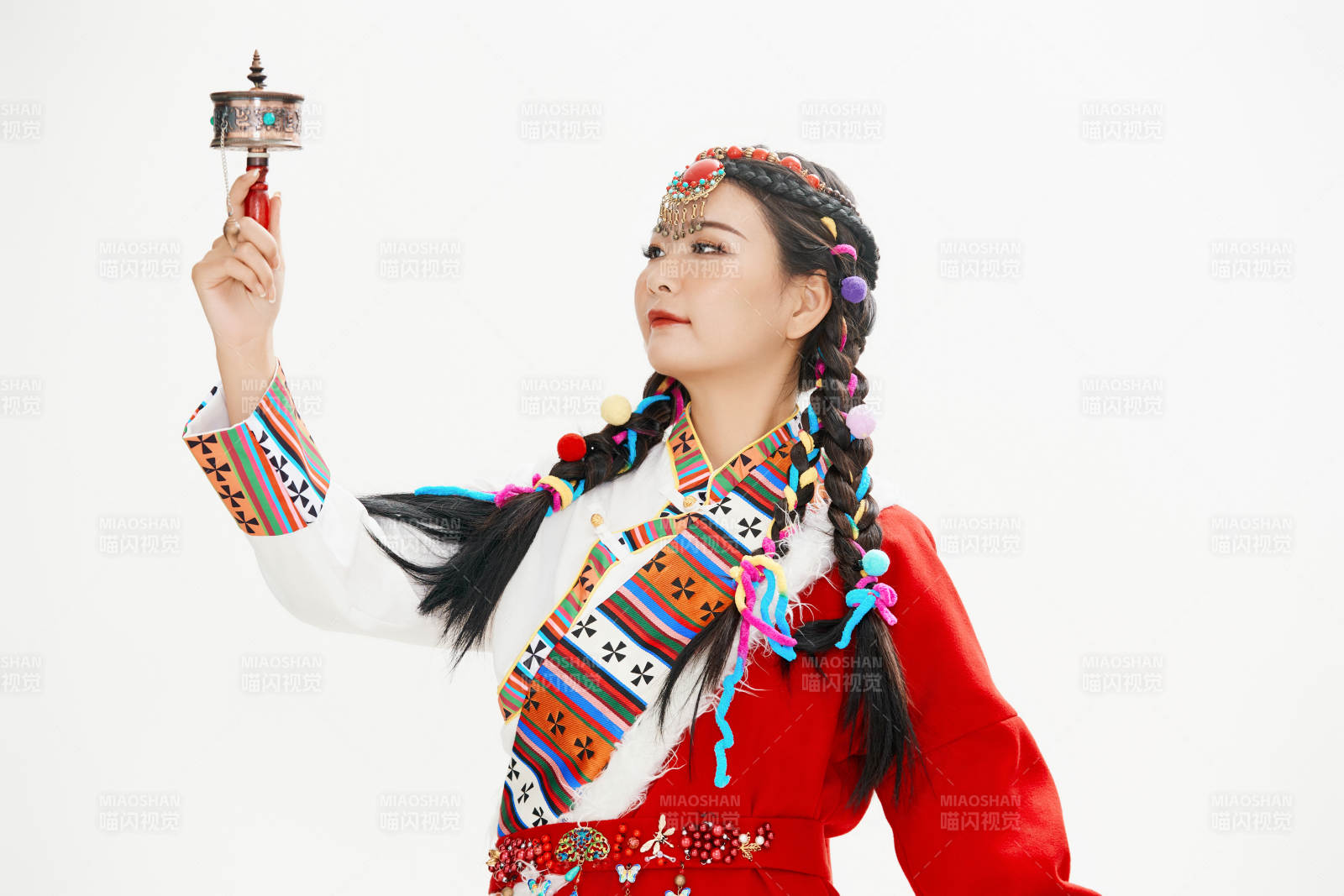 身穿藏族服飾的亞洲女性