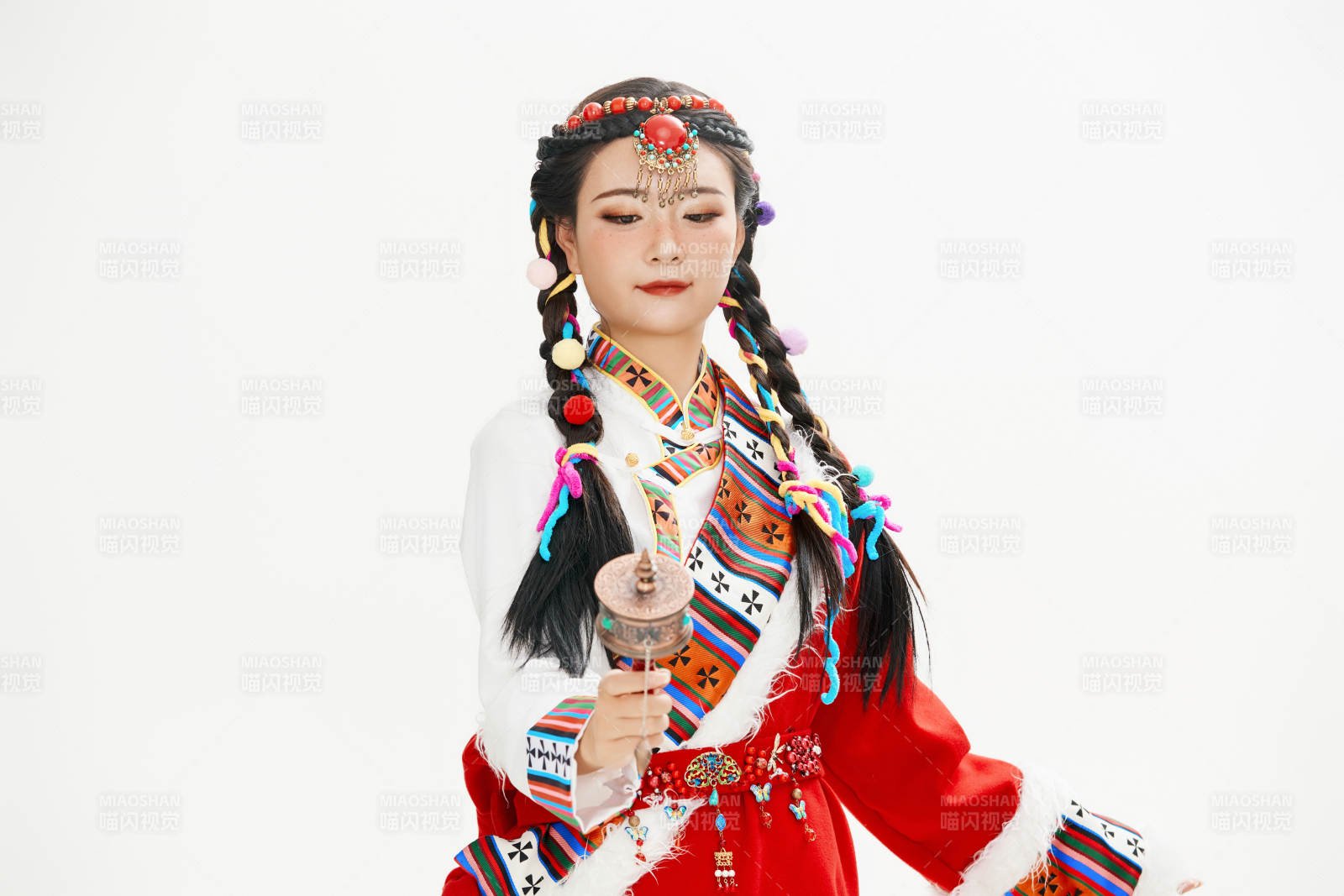 身穿藏族服飾的亞洲女性