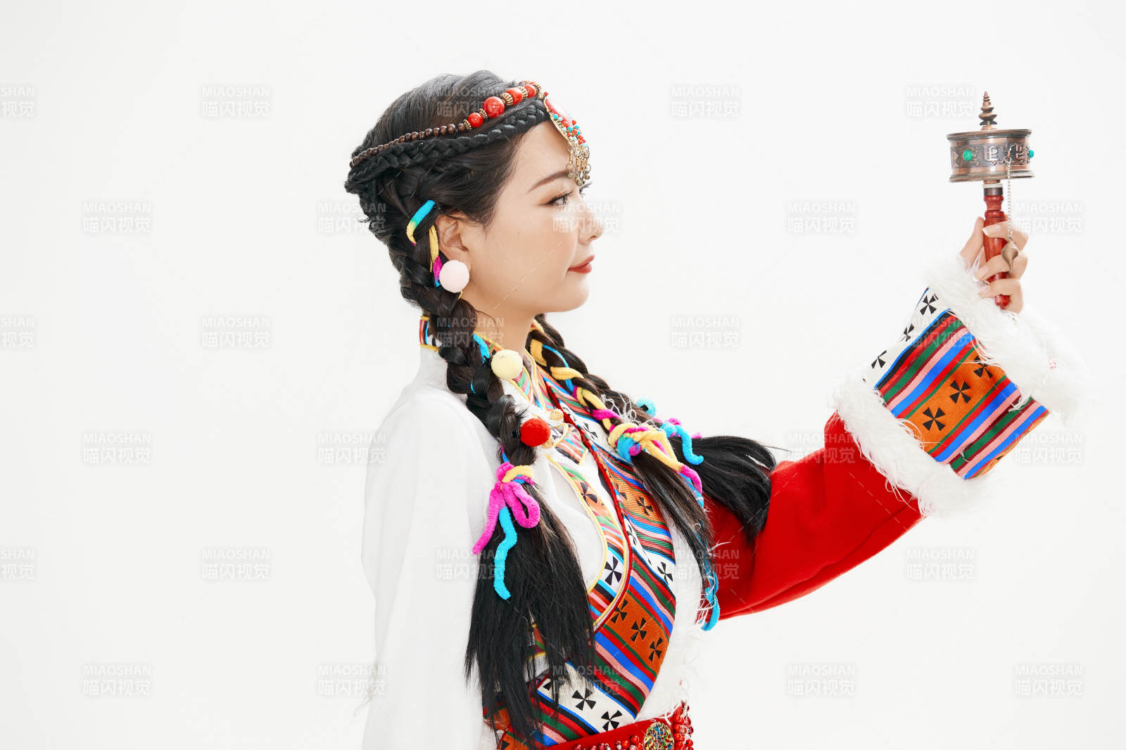 身穿藏族服飾的亞洲女性