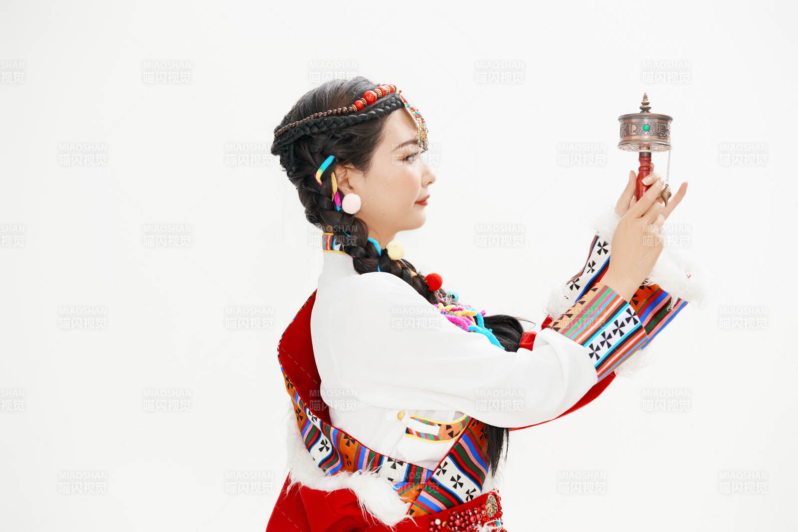 身穿藏族服飾的亞洲女性