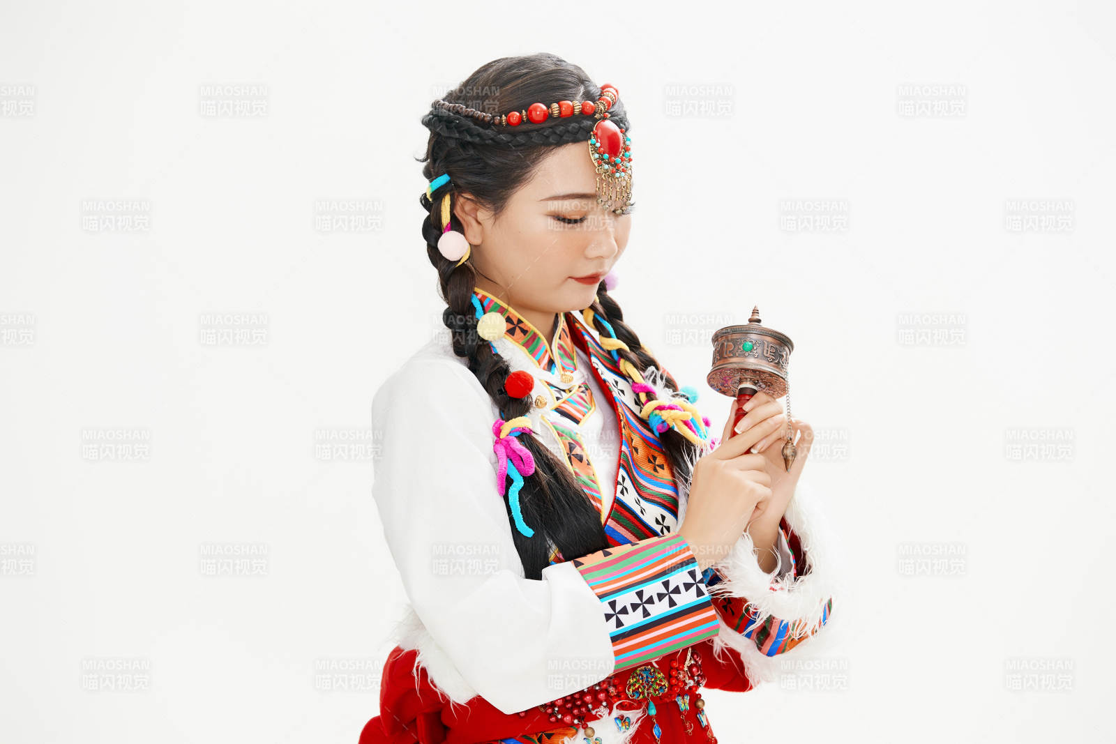 身穿藏族服飾的亞洲女性